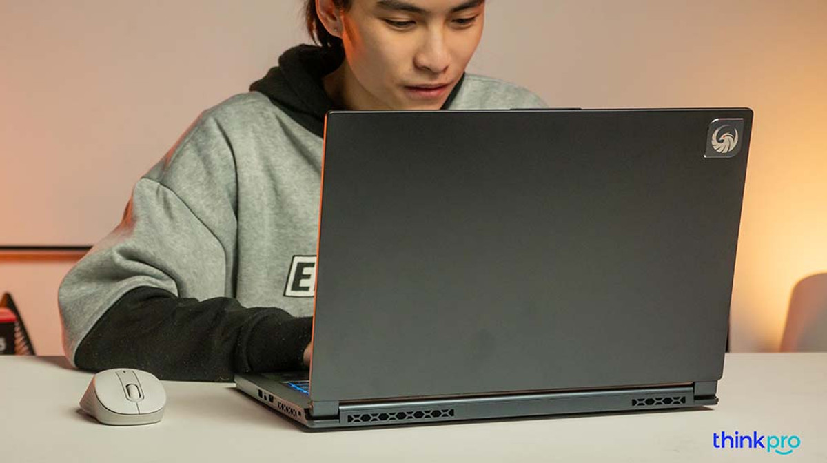 MSI Delta 15 và Razer Blade 14 2022: Biết chọn gì đây?