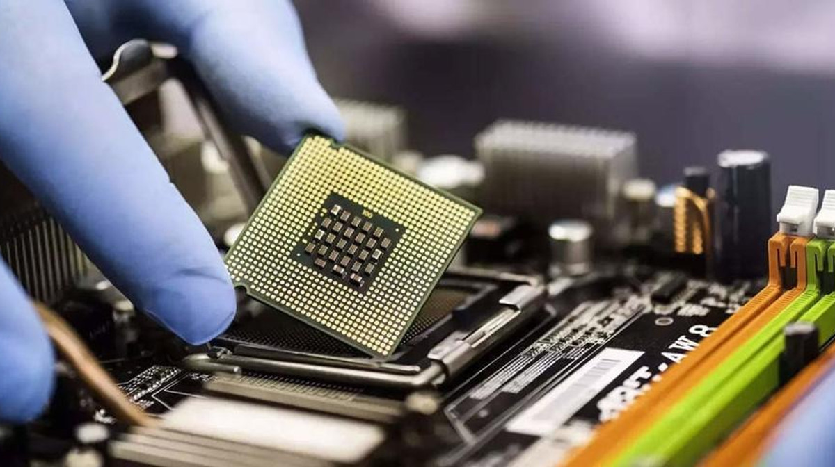 Ấn Độ tung “chiêu bài” nhằm “dụ dỗ” hai gã sản xuất chip lớn