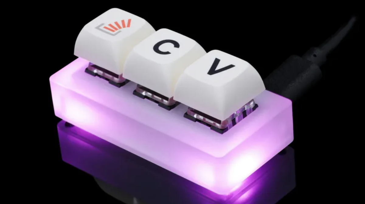 Bàn phím ba nút của ngày Cá tháng Tư được nâng cấp RGB với phiên bản 2.0