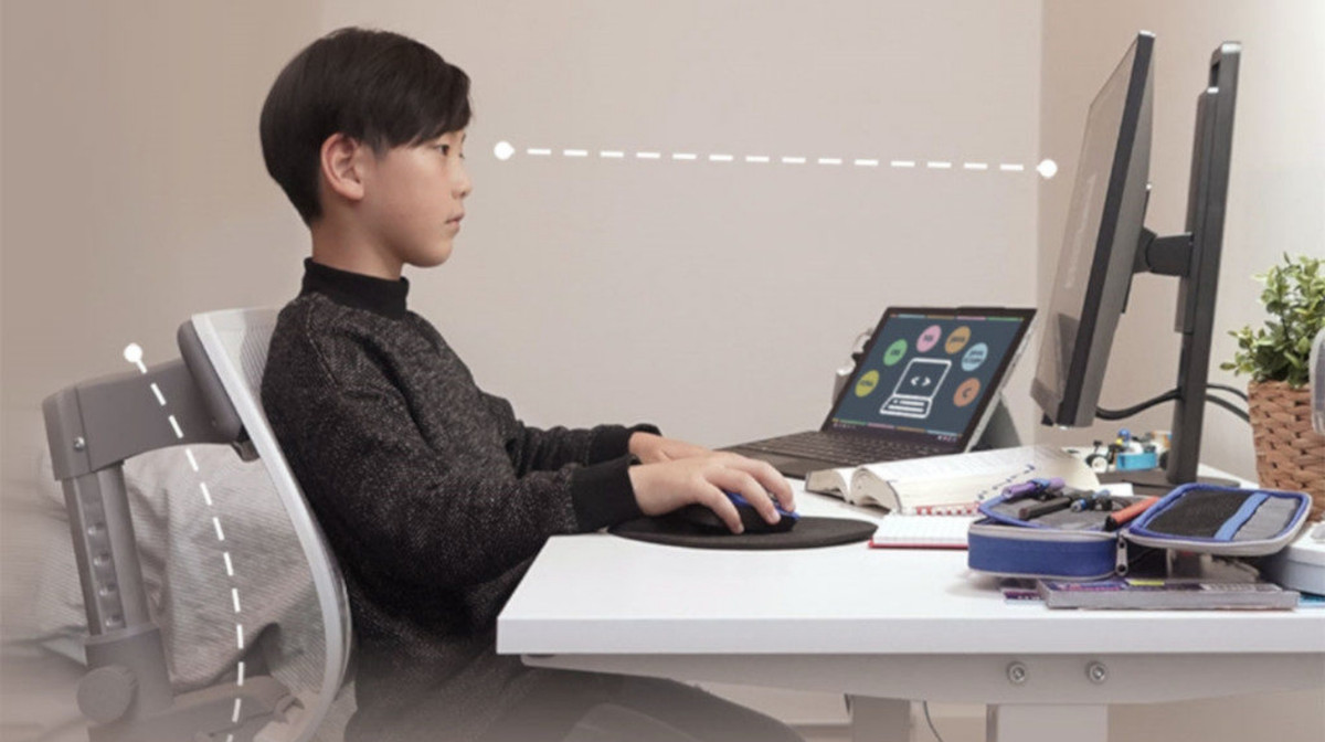 Khi làm việc thì nên ngồi cách màn hình bao xa là hợp lý?