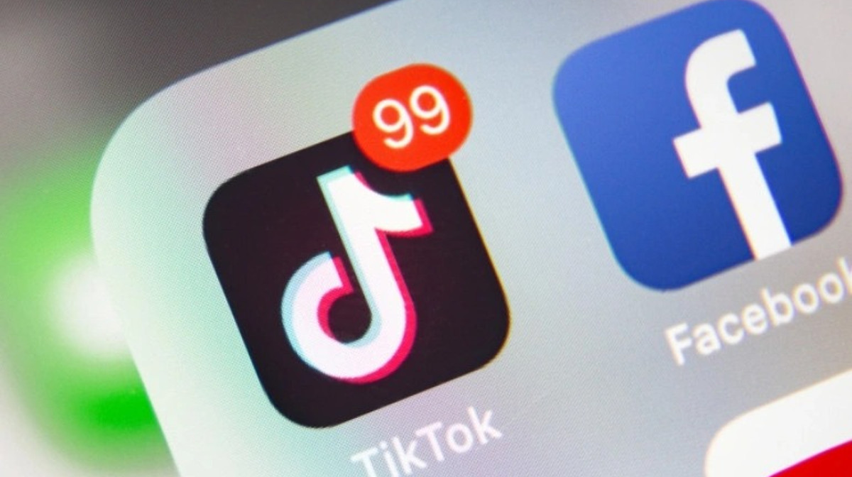 Khi cần câu cơm giảm sút, Facebook chọn cách sao chép đối thủ