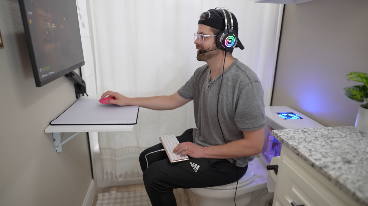 Game thủ mod toilet thành PC gaming, hiện thực hóa giấc mơ vừa leo rank vừa đi cầu