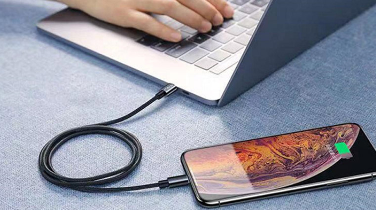 Nên hay không nên sạc điện thoại bằng máy tính, laptop? Hướng dẫn bạn cách sạc đúng cách
