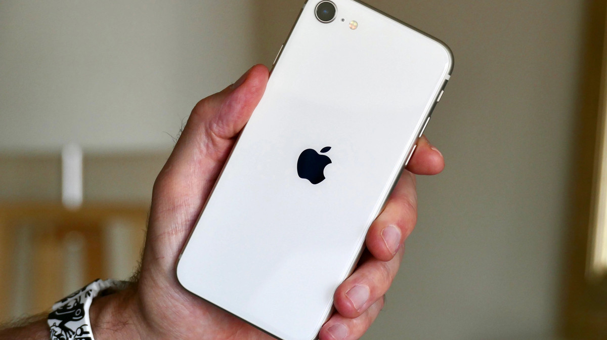 Thông tin về iPhone SE mới: Ngoại quan giống iPhone 14, màn OLED, chip 5G "nhà làm", v.v.