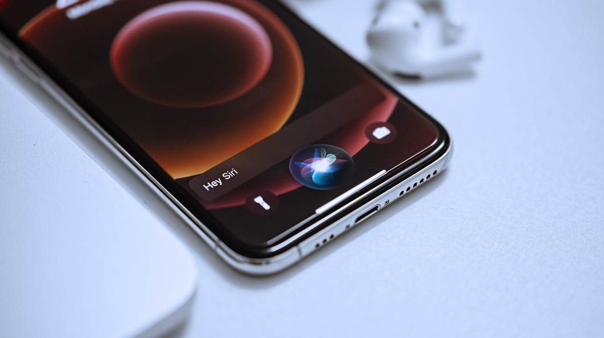 Apple muốn biến Siri ngang tầm ChatGPT với ngôn ngữ AI "nhà làm"?