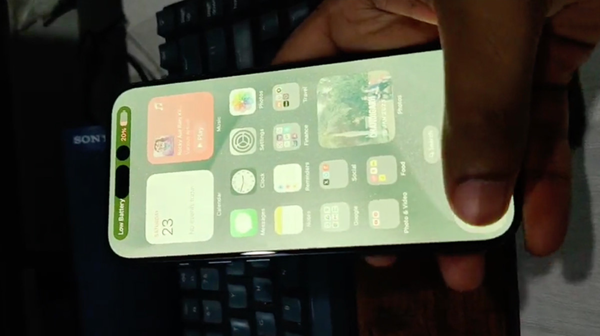 Chạy trời không khỏi nắng, đến iPhone 15 Pro cũng không thoát khỏi "kiếp màn Xanh"?