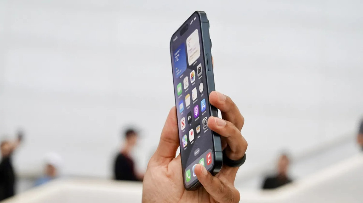 Apple xác nhận "tính năng" viền Titan tự đổi màu do mồ hôi trên iPhone 15 Pro