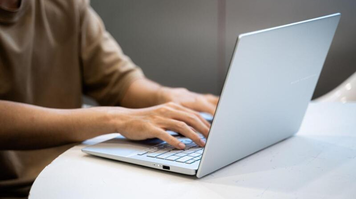 ASUS Vivobook S14 (M3407KA): Mẫu laptop OLED mỏng nhẹ, pin lâu, tích hợp chip Ryzen AI thế hệ mới