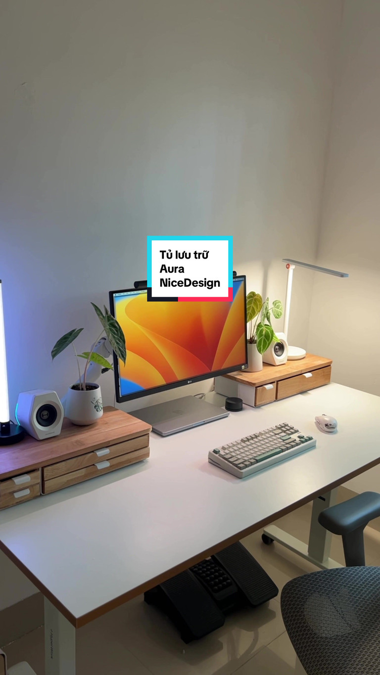 3 cách setup kệ Aura cho bàn làm việc.  🌿 Aura 2in1: vừa kệ màn hình vừa tủ lưu trữ.  Gỗ cao su đẹp, khung thép chắc, ngăn kéo mượt. Size M cho bàn 1m2–1m4, L cho 1m6–1m8. #csetupsvn  #desksetup  #nicedesign  #kemanhinhmaytinh 