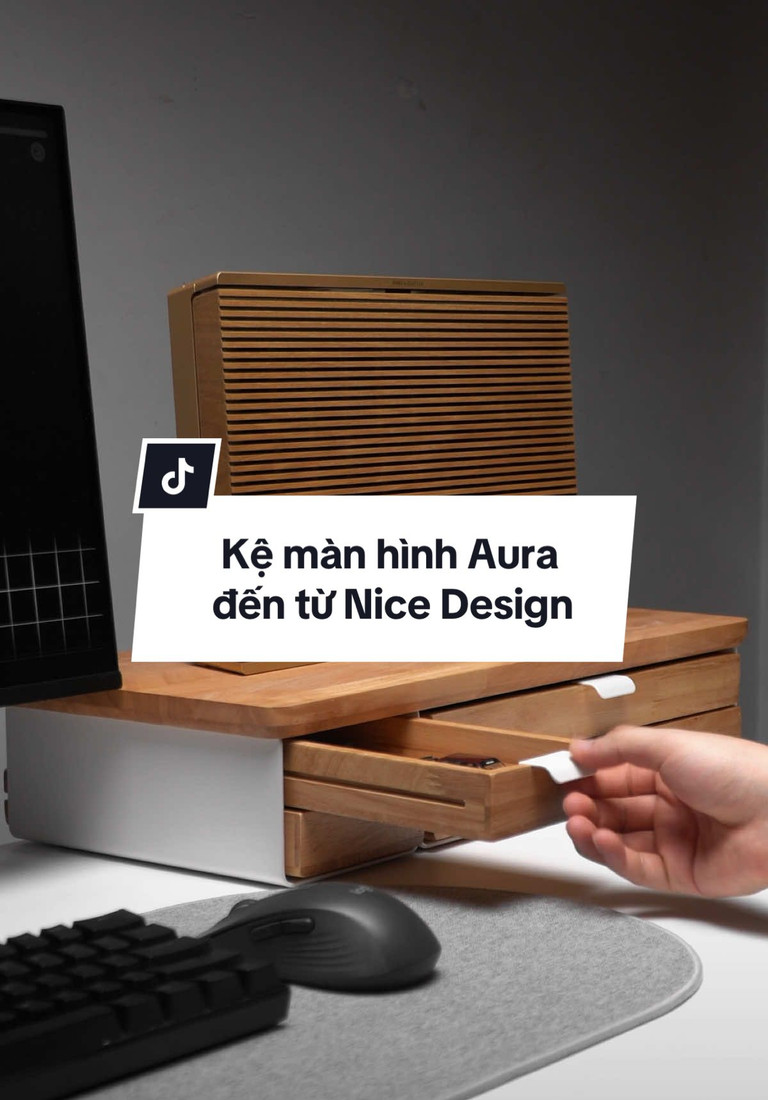 Kệ màn hình Aura đến từ @NiceDesign với chất liệu gỗ tự nhiên, trang bị ngăn kéo ẩn giúp cho góc làm việc của anh em luôn gọn gàng và tinh tế 👨🏻‍💻🌿#nicedesign  #desksetup #tech #ngocspace #viral 