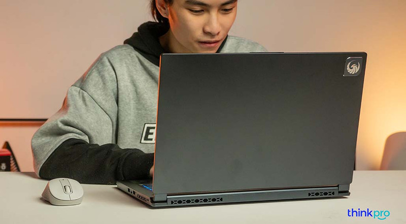 MSI Delta 15 và Razer Blade 14 2022: Biết chọn gì đây?
