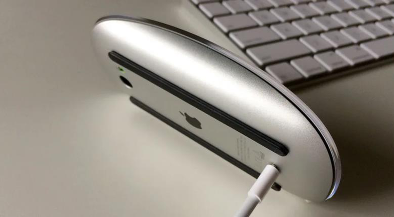 Lý do Magic Mouse có lỗ sạc dưới bụng