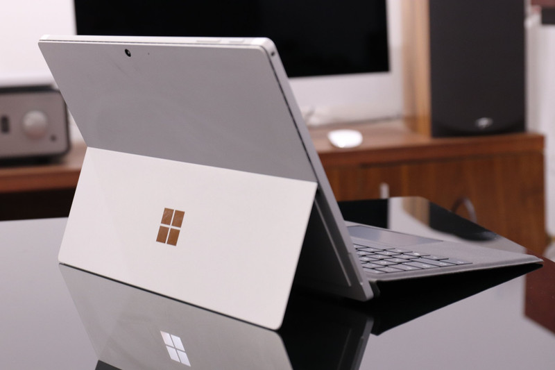 Trên tay Microsoft Surface Pro 7 i5/8/128 - Sản phẩm máy tính tuyệt vời cho công việc lẫn giải trí