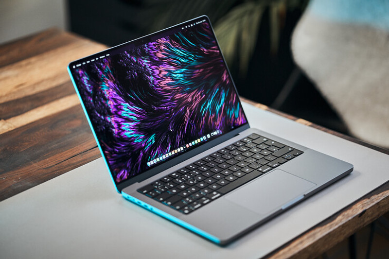 Mổ bụng MacBook Pro 14-inch M2 mới: Tản nhiệt nhỏ đi, RAM và SSD thay đổi, v.v