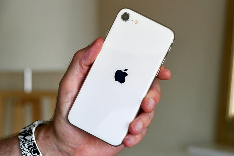 Thông tin về iPhone SE mới: Ngoại quan giống iPhone 14, màn OLED, chip 5G "nhà làm", v.v.