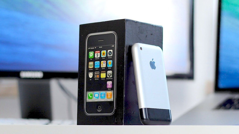 Thêm một chiếc iPhone đời đầu "nguyên zin" nữa được đấu giá, thu về hơn 1,2 tỷ Đồng