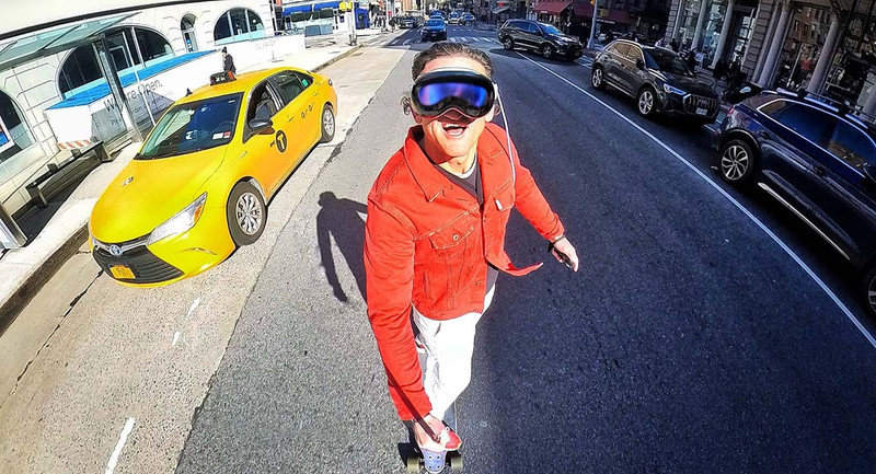 Apple Vision Pro gây bão không gian mạng: Đi đâu cũng thấy người đeo, tay vuốt vuốt, lái xe cũng đeo