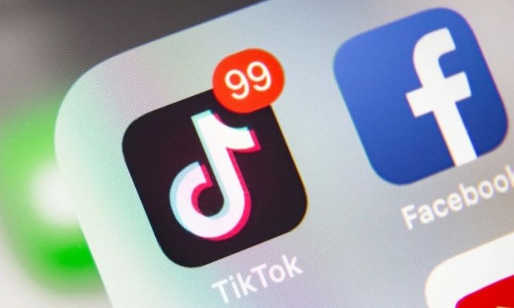 Khi cần câu cơm giảm sút, Facebook chọn cách sao chép đối thủ