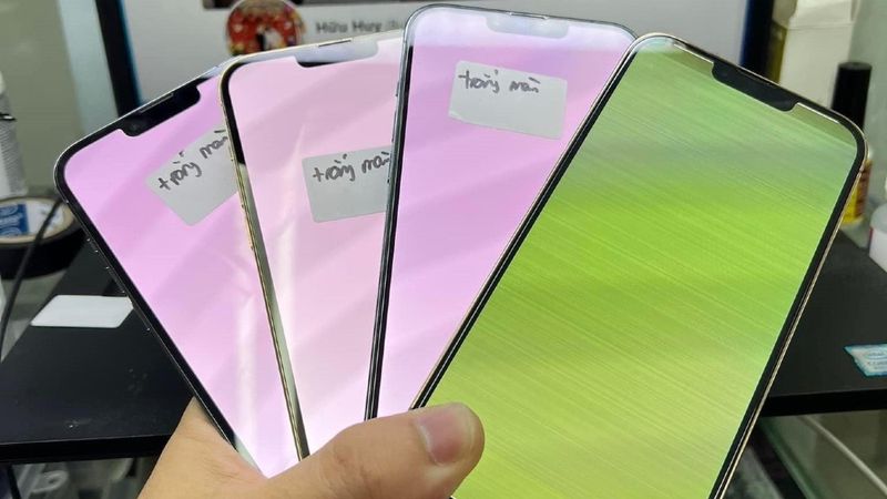 Chỉ dùng một sợi dây đồng, thợ Việt "bắt bệnh" thành công lỗi Xanh màn hình nhức nhối trên iPhone 13 Pro Max