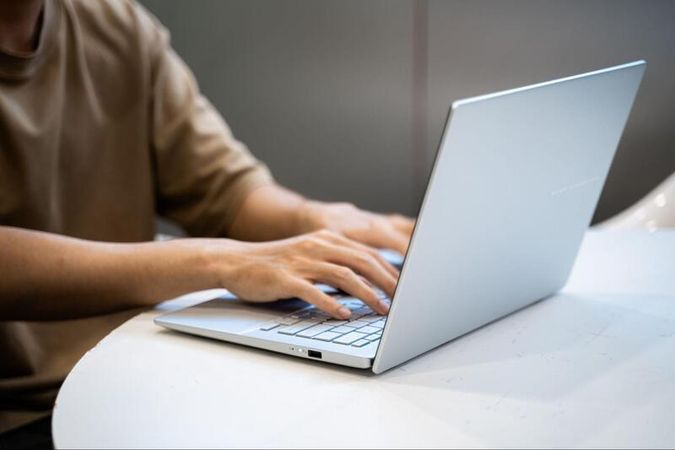 ASUS Vivobook S14 (M3407KA): Mẫu laptop OLED mỏng nhẹ, pin lâu, tích hợp chip Ryzen AI thế hệ mới