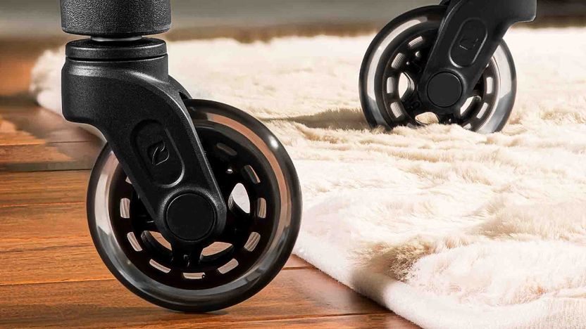 Trên tay Bánh xe Ghế văn phòng Heli