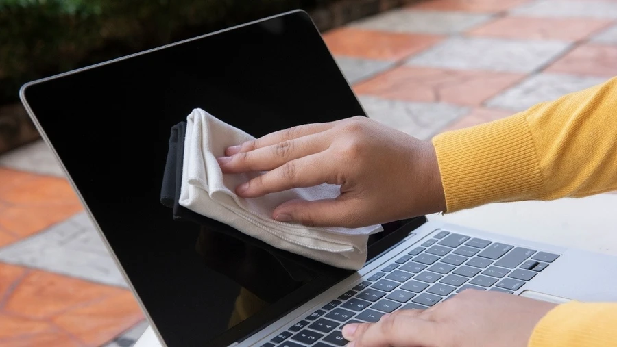 Vệ sinh màn hình laptop