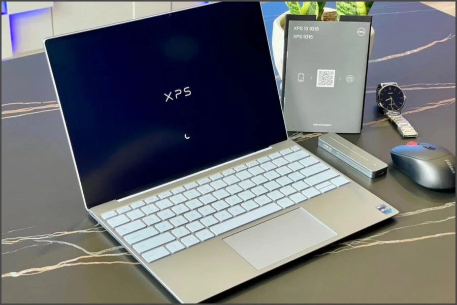 Dell XPS 13 9315 (2022) là chiếc laptop cao cấp, phù hợp với những giáo viên yêu cầu hiệu năng mạnh mẽ và thiết kế sang trọng