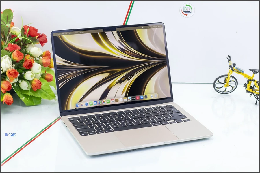 MacBook Air 2022 (Apple M2) là chiếc laptop mỏng nhẹ, hiệu năng mạnh mẽ, phù hợp với những giáo viên yêu thích hệ điều hành macOS