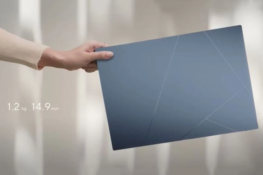 Trọng lượng laptop Asus Zenbook 14 OLED UX3405MA-PP475W chỉ 1.2kg nên bạn có thể dễ dàng cầm nắm và mang theo bên mình khi di chuyển