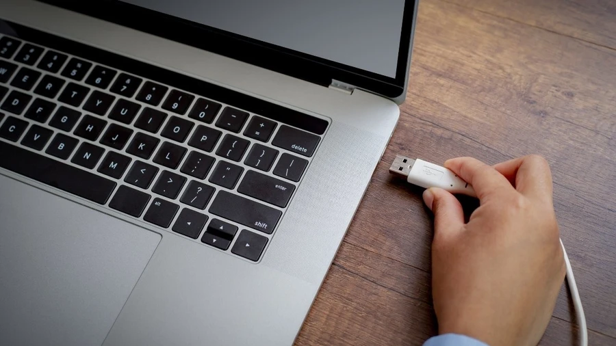 Để tiết kiệm điện, bạn nên rút sạc laptop khi không sử dụng