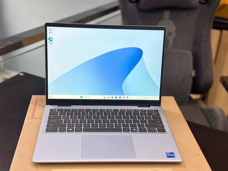 Tổng thể laptop Dell Inspiron 14 Plus 7440, nổi bật với thiết kế và các cổng kết nối.