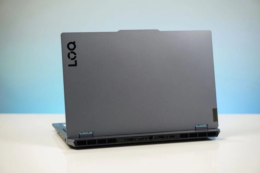 LOQ 15IAX9 83GS001RVN được phủ gam màu Luna Grey thời thượng, đem lại vẻ ngoài hiện đại và cao cấp