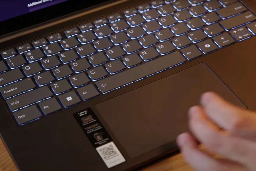 Trải nghiệm bàn phím và touchpad trên Lenovo Yoga Slim 7 14IMH9