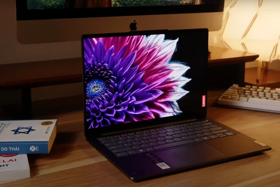 Lenovo Yoga Slim 7 14IMH9 có kích thước 14 inch