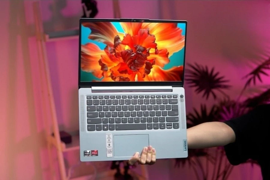 Thiết kế bàn phím và touchpad của IdeaPad Slim 5 14ABR8 82XS0006VN