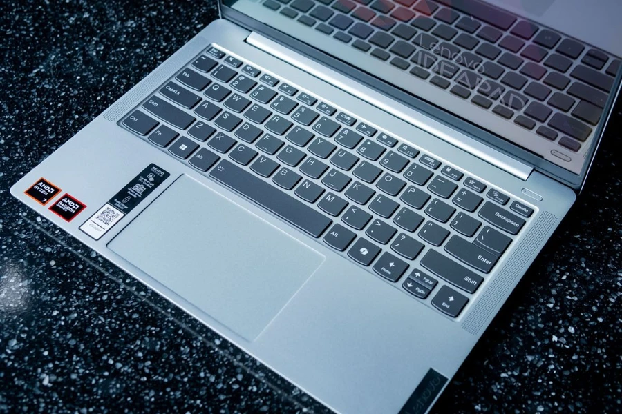 Thiết kế bàn phím và touchpad của IdeaPad Slim 5 14AHP9