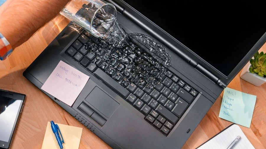 Bàn phím laptop có thể bị hư hỏng do bị đổ nước, dẫn đến không gõ được số