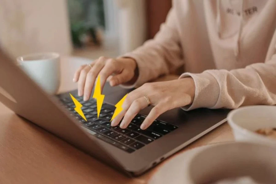 Laptop rò điện là hiện tượng dòng điện rò rỉ ra ngoài vỏ máy tính, gây ra cảm giác tê, giật nhẹ khi chạm vào