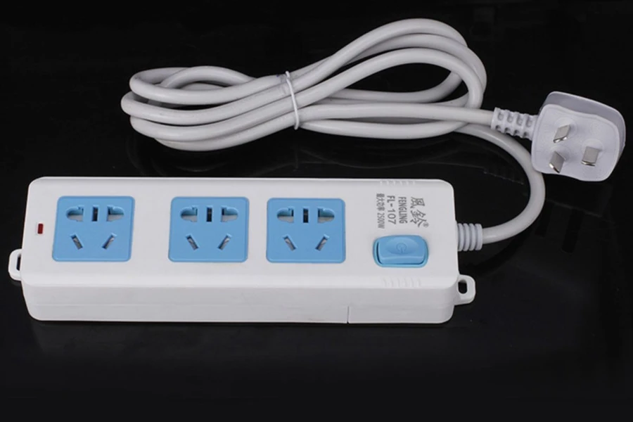 Chấu nối 3 chấu giúp truyền dòng điện rò rỉ xuống đất, bảo vệ bạn khỏi bị giật điện