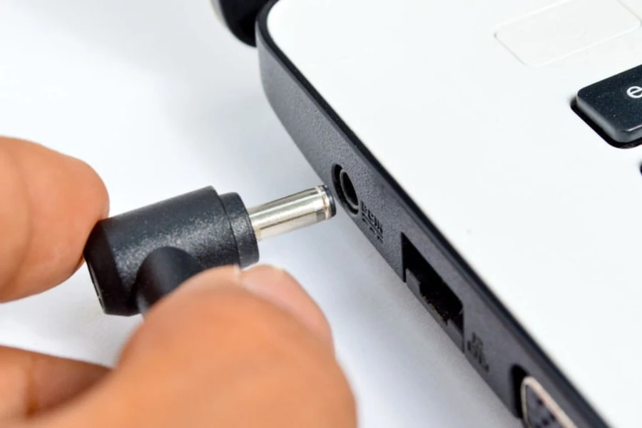Khi kết nối các phụ kiện với laptop, bạn nên rút sạc ra trước