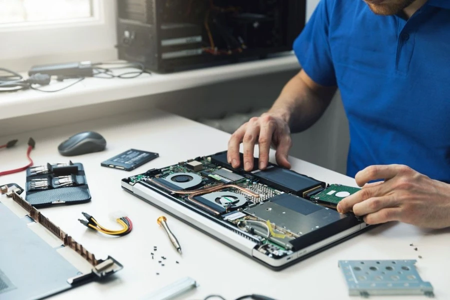 Nếu laptop bị rò điện do hỏng hóc linh kiện, bạn nên mang máy đến trung tâm bảo hành để được kiểm tra