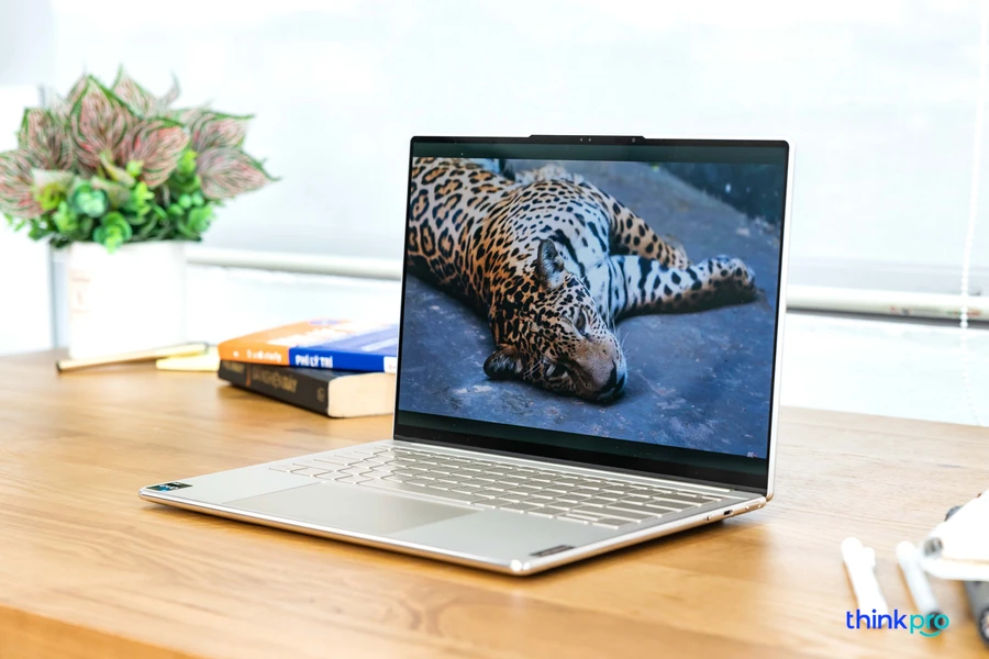  Lenovo Slim 9i có loa được đặt dọc theo thân máy