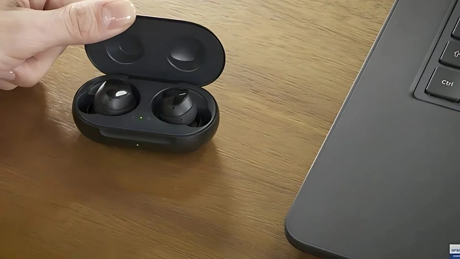 Mở nắp hộp tai nghe để kích hoạt chế độ ghép nối Bluetooth