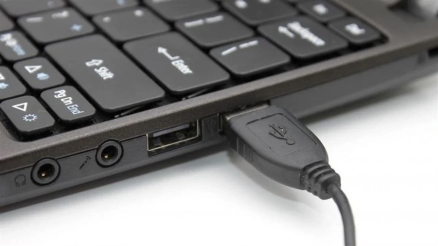 Hãy thử cắm chuột vào một cổng USB khác trên laptop