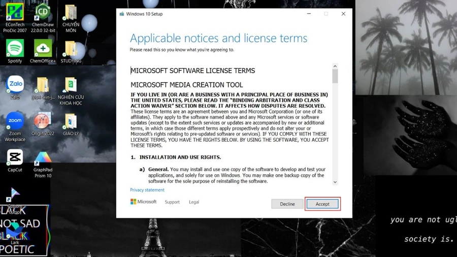 Sau khi tải về hoàn tất và chạy file vừa tải, bạn đợi bảng điều khoản của Microsoft sẽ hiện ra để nhấn Accept đồng ý.