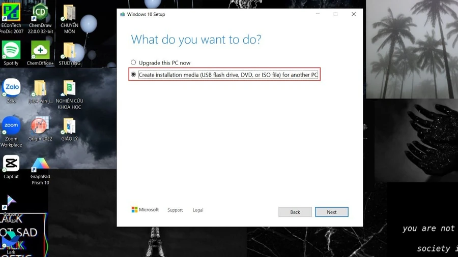 Tick chọn Create installation media (USB flash drive, DVD, or ISO file) for another PC để tạo bộ cài đặt cho máy tính khác.