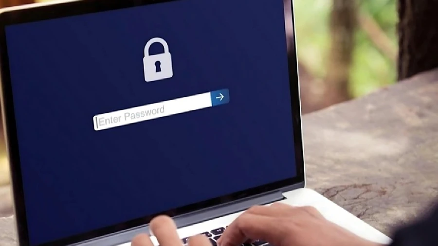 Dùng máy tính tại nơi có nhiều người qua lại thì nên đặt mật khẩu laptop