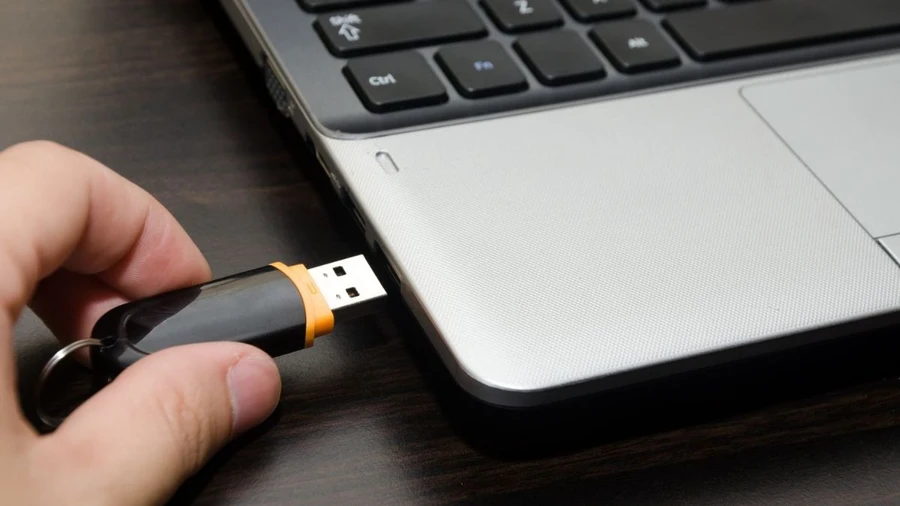 Cắm USB boot.