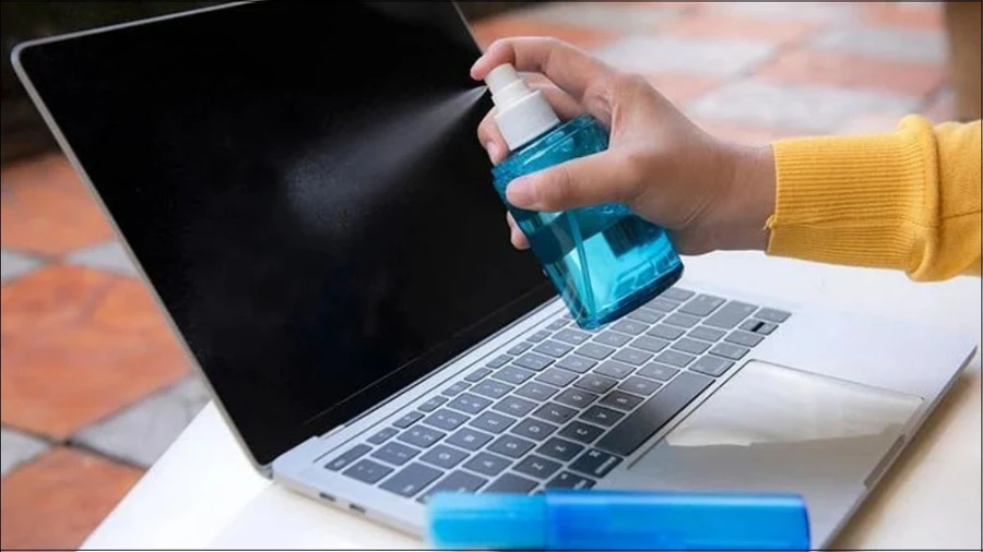 Thường xuyên vệ sinh laptop bằng khăn mềm và dung dịch vệ sinh chuyên dụng để loại bỏ bụi bẩn và vi khuẩn