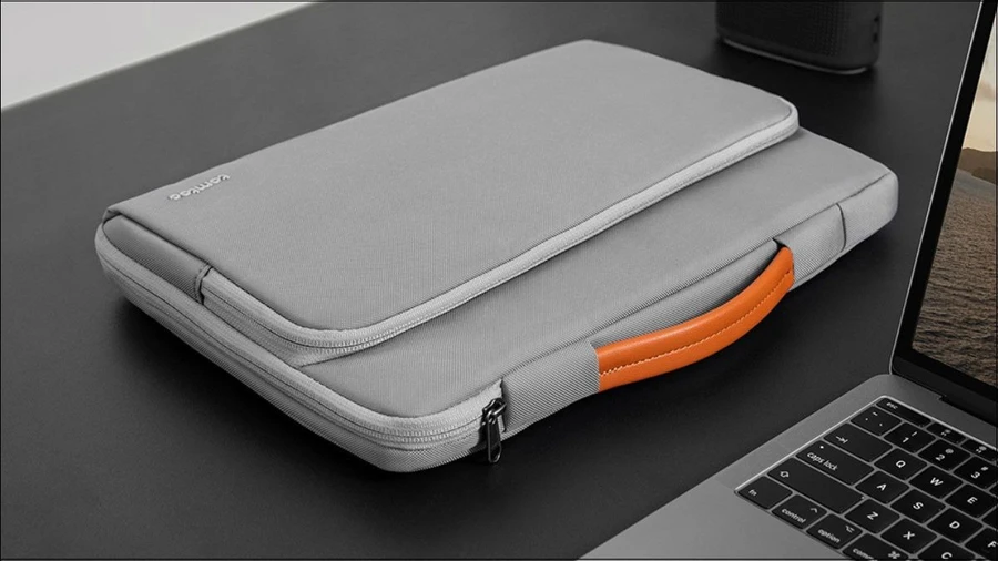Túi chống sốc là phụ kiện cần thiết để bảo vệ laptop mini khỏi va đập và trầy xước khi di chuyển